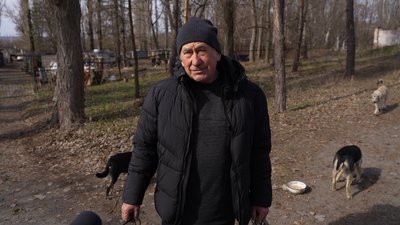У Дніпрі жінка врятувала собаку, який пів години тонув у крижаній воді У Дніпрі жінка врятувала собаку, який пів години тонув у крижаній воді