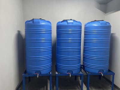 Запас води в укритті становить півтори тонни Запас води в укритті становить півтори тонни