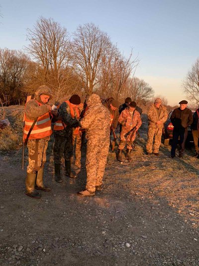 Мисливці готуються до відстрілу лисиць Мисливці готуються до відстрілу лисиць