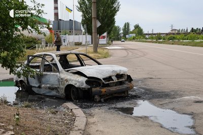 Автівка на Бериславському шосе в Херсоні після атаки російського дрона