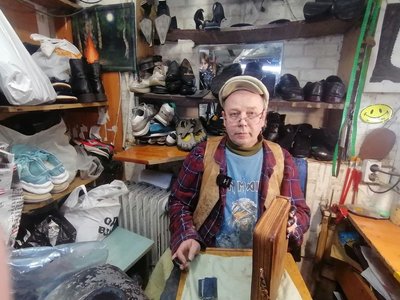 "Складні ремонти мене чіпляють": історія чоботаря з Луцька, який рятує старе взуття "Складні ремонти мене чіпляють": історія чоботаря з Луцька, який рятує старе взуття
