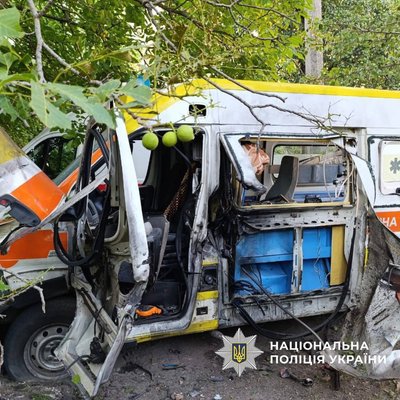 Автівка екстреної медичної допомоги у Куп'янську пошкоджена внаслідок удару російського FPV-дрона 17 липня 2025 року