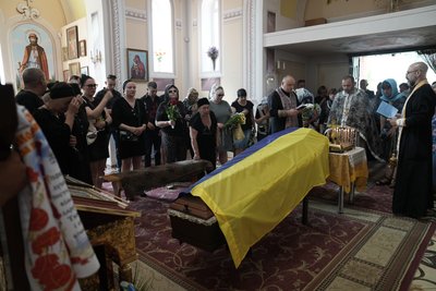 "Пішов добровольцем, а потім перевівся в ЗСУ". У Сумах провели в останню путь солдата Сергія Сотника "Пішов добровольцем, а потім перевівся в ЗСУ". У Сумах провели в останню путь солдата Сергія Сотника