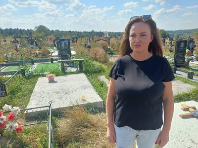 "Поверніть усе, що було на могилі": біля Полтави жінці забетонували могилу без відома її рідних "Поверніть усе, що було на могилі": біля Полтави жінці забетонували могилу без відома її рідних
