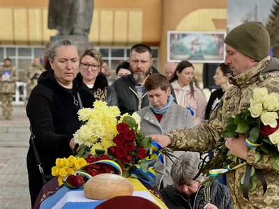 З військовим Сергієм Денисюком попрощались у Рівному З військовим Сергієм Денисюком попрощались у Рівному