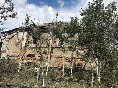 Центр Золочева атакували двома КАБами 15 серпня, прямі влучання — у приватні будинки Центр Золочева атакували двома КАБами 15 серпня, прямі влучання — у приватні будинки