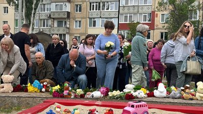 У Кривому Розі вшанували пам'ять дітей, які загинули через удар по дитмайданчику У Кривому Розі вшанували пам'ять дітей, які загинули через удар по дитмайданчику
