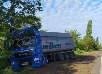 На трасі Одеса-Рені авто зіткнулася з вантажівкою: травмувалася родина На трасі Одеса-Рені авто зіткнулася з вантажівкою: травмувалася родина