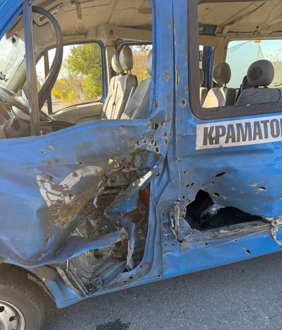 У Краматорську окупанти атакували авто волонтерів, коли вони їхали на евакуацію У Краматорську окупанти атакували авто волонтерів, коли вони їхали на евакуацію