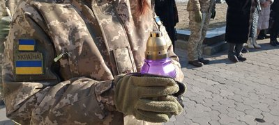 Присутні поклали квіти й лампадки до Стели пам’яті на Майдані Незалежності Присутні поклали квіти й лампадки до Стели пам’яті на Майдані Незалежності