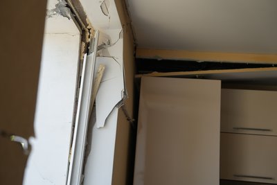 “Спалах, вогонь, удар, вікна полетіли”: жителі Новоселиці розповіли про ракетний удар по селу “Спалах, вогонь, удар, вікна полетіли”: жителі Новоселиці розповіли про ракетний удар по селу