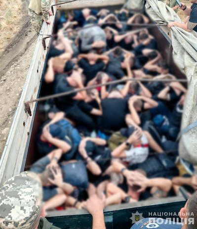 Поблизу кордону на Одещині зупинили "КамАЗ", який віз 48 чоловіків до невизнаного Придністров'я Поблизу кордону на Одещині зупинили "КамАЗ", який віз 48 чоловіків до невизнаного Придністров'я