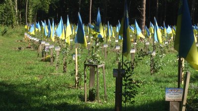 На Славутському полі пам’яті біля дубів встановили меморіальні таблички полеглих захисників На Славутському полі пам’яті біля дубів встановили меморіальні таблички полеглих захисників