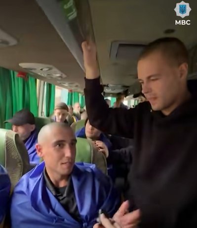 Гвардійці Леонід та Сергій з Маріуполя, які повернулись з російського полону до України під час обміну 23 жовтня 2026 рік Гвардійці Леонід та Сергій з Маріуполя, які повернулись з російського полону до України під час обміну 23 жовтня 2026 рік
