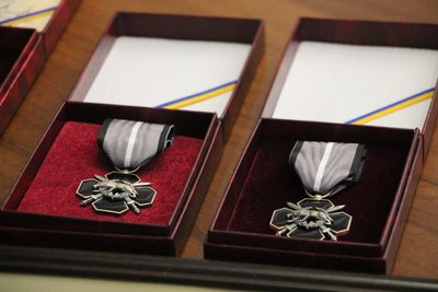 На Вінниччині рідним трьох полеглих захисників передали нагороди бійців На Вінниччині рідним трьох полеглих захисників передали нагороди бійців