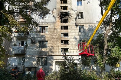 "Був сильний вибух, усе загорілося": армія РФ атакувала пʼятиповерхівку на Одещині, три людини травмувались "Був сильний вибух, усе загорілося": армія РФ атакувала пʼятиповерхівку на Одещині, три людини травмувались