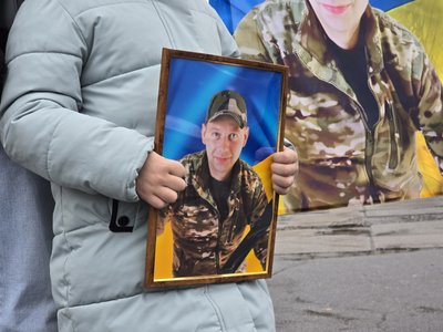 У Вінниці вшанували пам’ять загиблого воїна Дмитра Пілата У Вінниці вшанували пам’ять загиблого воїна Дмитра Пілата