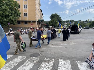 Понад рік вважали зниклим безвісти: на Черкащині попрощались із захисником Понад рік вважали зниклим безвісти: на Черкащині попрощались із захисником