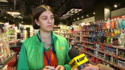 Продавчиня Наталія розповіла, що магазин, в якому вона працює, готовий до відключення світла Продавчиня Наталія розповіла, що магазин, в якому вона працює, готовий до відключення світла