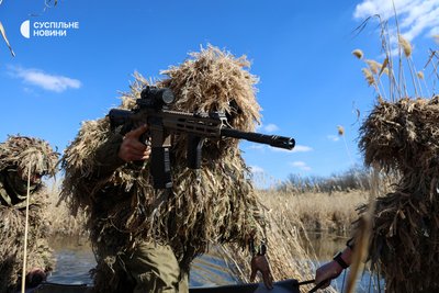Бійці 40-ї окремої бригади берегової оборони Корпусу морської піхоти Військово-Морських Сил ЗСУ під час навчань на півдні України, березень 2025 року Бійці 40-ї окремої бригади берегової оборони Корпусу морської піхоти Військово-Морських Сил ЗСУ під час навчань на півдні України, березень 2025 року