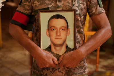 "Він залишається для мене маленьким хлопчиком". У Сумах попрощалися з 29-річним солдатом Сергієм Щербаком "Він залишається для мене маленьким хлопчиком". У Сумах попрощалися з 29-річним солдатом Сергієм Щербаком