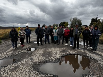 «Поки доїде "швидка" — можна ласти склеїти»: на Охтирщині жителі скаржаться на аварійний стан дороги «Поки доїде "швидка" — можна ласти склеїти»: на Охтирщині жителі скаржаться на аварійний стан дороги