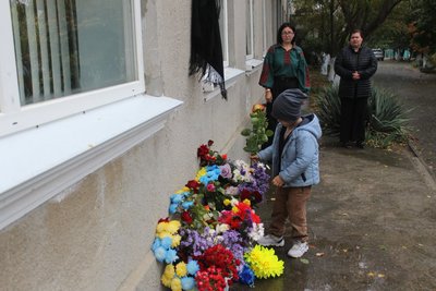 На Одещині відкрили меморіальну дошку на честь загиблого військового Олексія Вєхова На Одещині відкрили меморіальну дошку на честь загиблого військового Олексія Вєхова