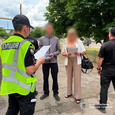 У Балаклії чоловік кинув вибуховий пристрій в авто поліції та стріляв у правоохоронців У Балаклії чоловік кинув вибуховий пристрій в авто поліції та стріляв у правоохоронців