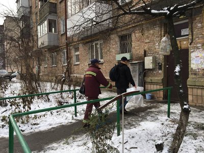 "Зараз плівкою вікна закрию, а коли Путін здохне — поставлю нові" — кияни про наслідки атаки "шахедами" "Зараз плівкою вікна закрию, а коли Путін здохне — поставлю нові" — кияни про наслідки атаки "шахедами"