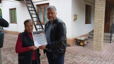 Жителька Тернопільщини пече хліб для військових Жителька Тернопільщини пече хліб для військових