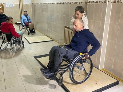 навчають керувати кріслом колісним