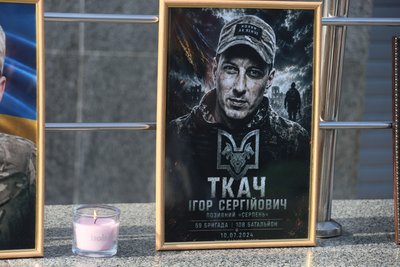 "Стоятиму пліч-о-пліч зі своїми побратимами": у Вінниці вшанували пам'ять загиблого оборонця "Стоятиму пліч-о-пліч зі своїми побратимами": у Вінниці вшанували пам'ять загиблого оборонця