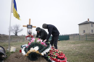 Сім'я полеглої військової з Буковини сім місяців не могла оформити допомогу від держави: пояснюємо чому Сім'я полеглої військової з Буковини сім місяців не могла оформити допомогу від держави: пояснюємо чому