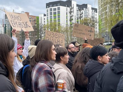 Люди, протест, пікнік, будівництво церкви на березі озера, Франківськ Люди, протест, пікнік, будівництво церкви на березі озера, Франківськ