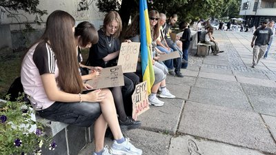 В Ужгороді та Мукачеві люди вийшли на мітинг на підтримку ексміністра оборони Михайла Федорова В Ужгороді та Мукачеві люди вийшли на мітинг на підтримку ексміністра оборони Михайла Федорова