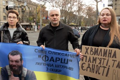 "Червоне світло для всіх": в Одесі вшановують пам'ять загиблих військовослужбовців "Червоне світло для всіх": в Одесі вшановують пам'ять загиблих військовослужбовців
