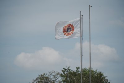 Прапор ДСНС біля зруйнованої пожежної частини у Куп'янську Прапор ДСНС біля зруйнованої пожежної частини у Куп'янську