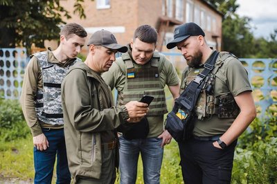 Народний депутат Євген Пивоваров з керівником Дергачівської МВА Вячеславом Задоренком 2