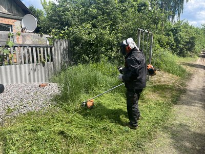людина косить траву людина косить траву