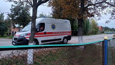 На Житомирщині 14-річного хлопця знайшли без свідомості на території дитсадка На Житомирщині 14-річного хлопця знайшли без свідомості на території дитсадка