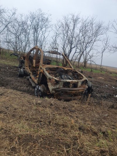 Згоріле авто від ймовірного прильоту у зоні бойових дій