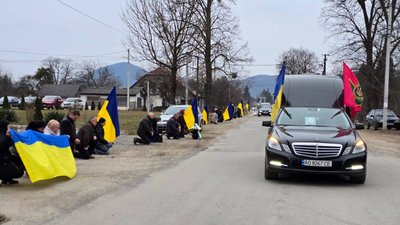 На Закарпатті попрощалися з полеглим військовим Іваном Мешком На Закарпатті попрощалися з полеглим військовим Іваном Мешком