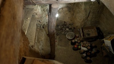 На Вінниччині жінка виявила на подвірʼї понад 20 давніх єврейських поховань На Вінниччині жінка виявила на подвірʼї понад 20 давніх єврейських поховань