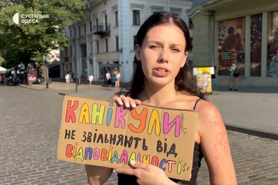"Я дуже не люблю бути непочутою": в Одесі другий день поспіль відбувається акція проти відставки Михайла Федорова "Я дуже не люблю бути непочутою": в Одесі другий день поспіль відбувається акція проти відставки Михайла Федорова