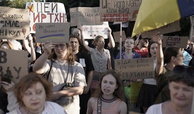 Люди на акції протесту в центрі Харкова Люди на акції протесту в центрі Харкова