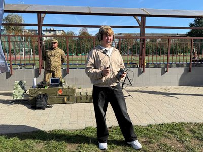 Рації, FPV-дрони та тактична медицина: у Вінниці провели навчання для 180 дев'ятикласників Рації, FPV-дрони та тактична медицина: у Вінниці провели навчання для 180 дев'ятикласників