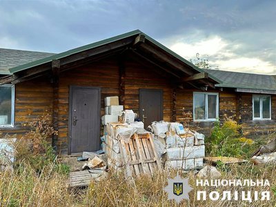 На пустирі в Борисполі знайшли багато пакунків з ліками На пустирі в Борисполі знайшли багато пакунків з ліками