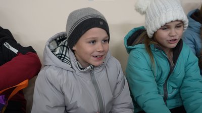 Смаколики й іграшки від святого Миколая: волонтери з Дніпра роздали подарунки дітям Херсонщини Смаколики й іграшки від святого Миколая: волонтери з Дніпра роздали подарунки дітям Херсонщини