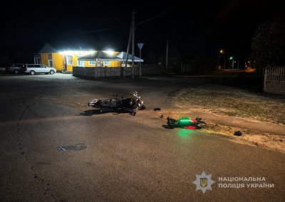 На Волині п'яний мотоцикліст збив 11-річного хлопця на електросамокаті На Волині п'яний мотоцикліст збив 11-річного хлопця на електросамокаті