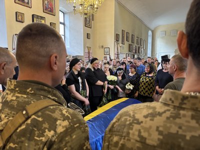 У Полтаві попрощались із чотирма воїнами, які полягли обороняючи Україну У Полтаві попрощались із чотирма воїнами, які полягли обороняючи Україну